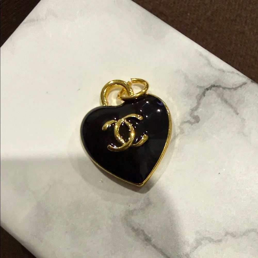 CHANEL Black and Gold Heart charms - Picture 3 of 7
